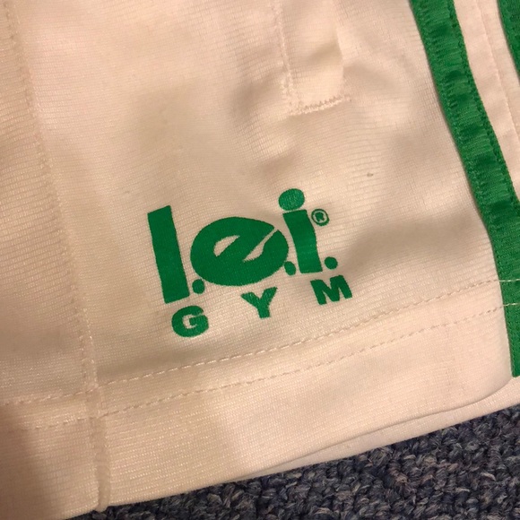 LEI cream green shorts size m with pockets - Picture 2 of 3